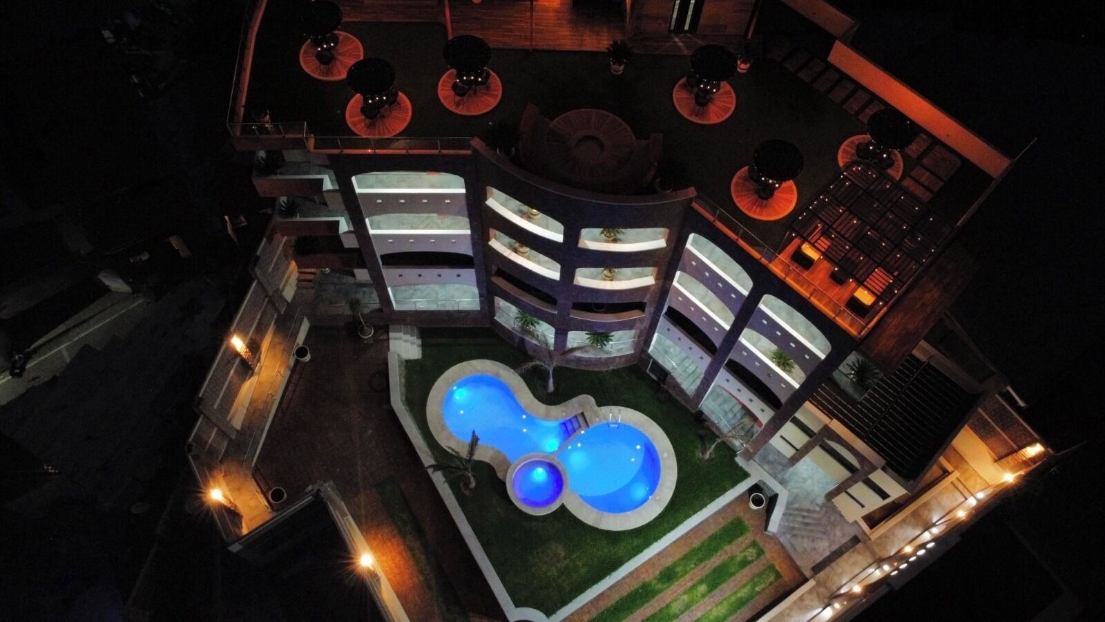 Vista frontal de la propiedad por la tarde o noche