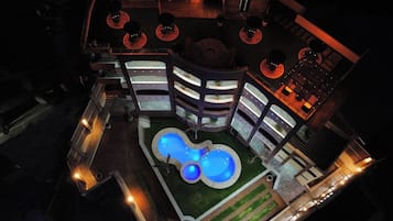 Vista frontal de la propiedad por la tarde o noche