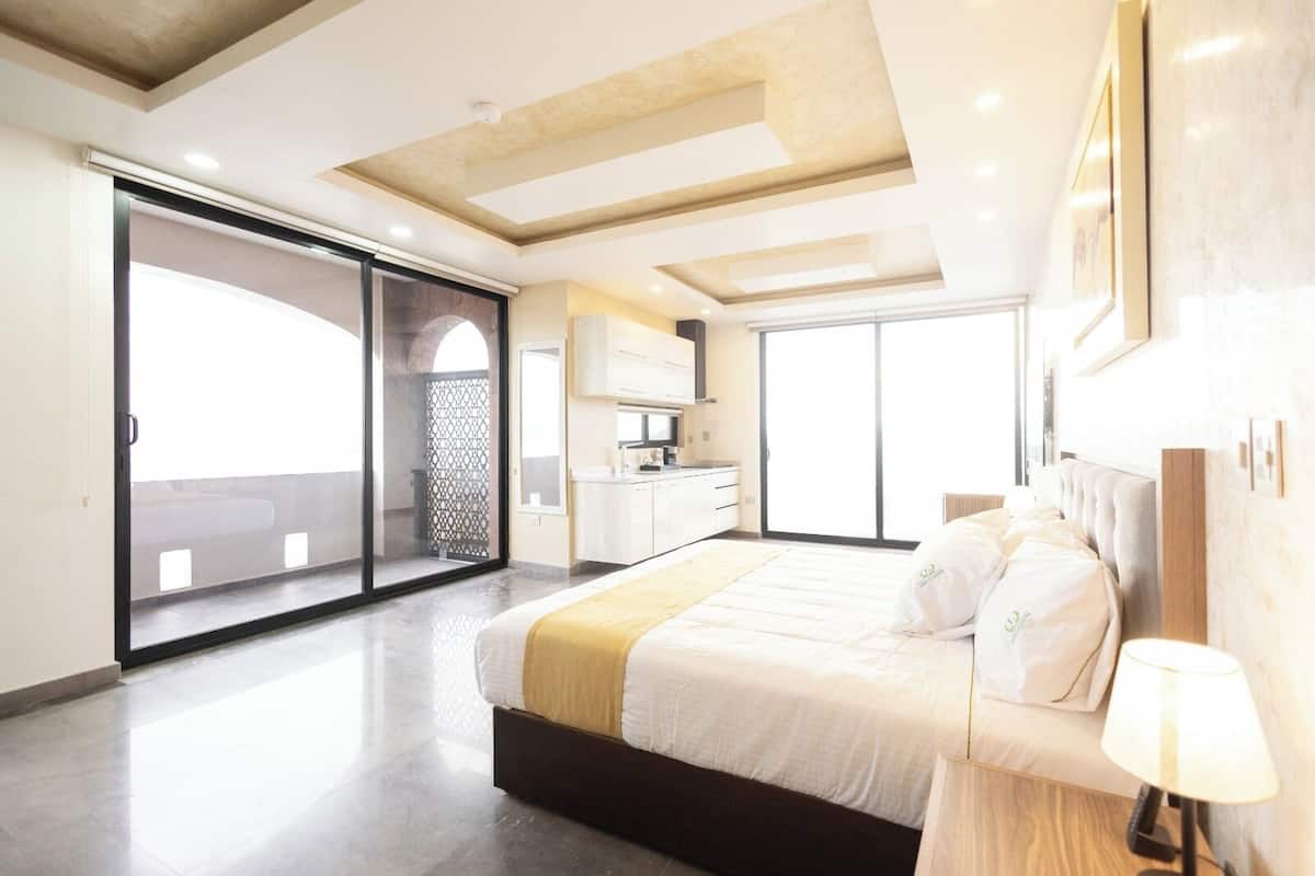 Deluxe studio suite, kitchenette, uitzicht op stad | 1 slaapkamer, een minibar, een kluis op de kamer