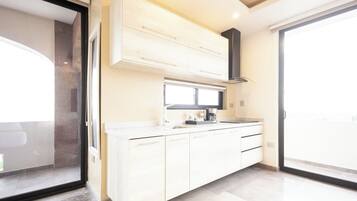 Suite estudio Deluxe, cocineta, vista a la ciudad | Cocina privada | Frigobar y cafetera y tetera