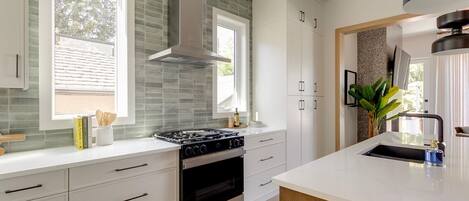 Frigorifero, microonde, forno, piano cottura