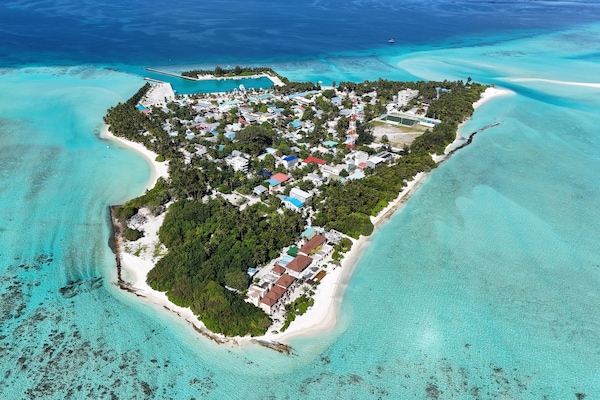 Una spiaggia nelle vicinanze, sabbia bianca, ombrelloni