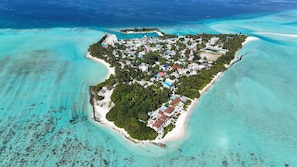 Beach nearby, white sand, beach umbrellas, beach towels - La Pearl Mathiveri (Mathiveri)