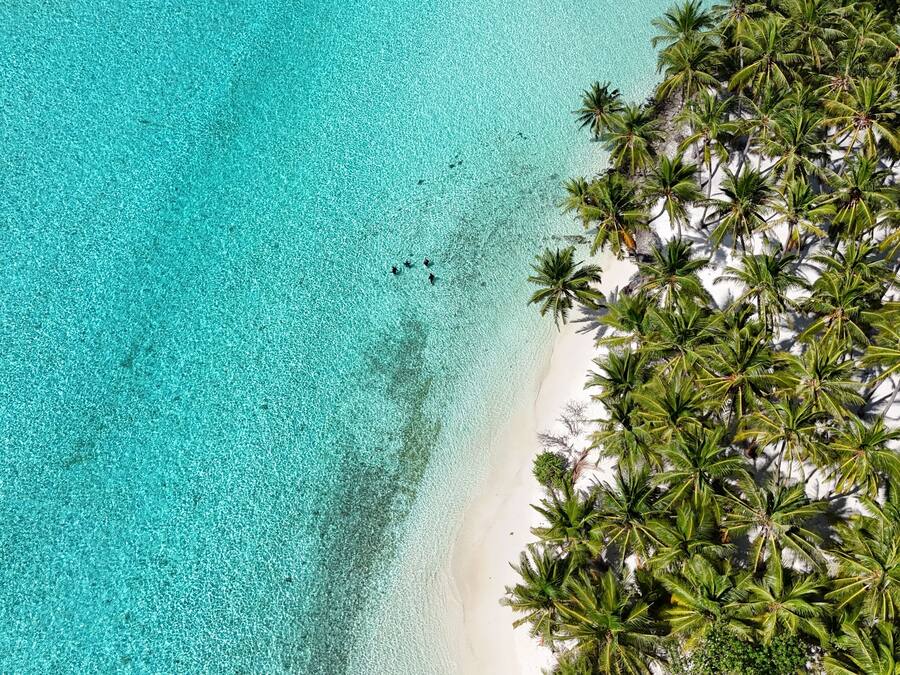 Gần bãi biển, cát trắng, dù trên bãi biển, khăn tắm biển