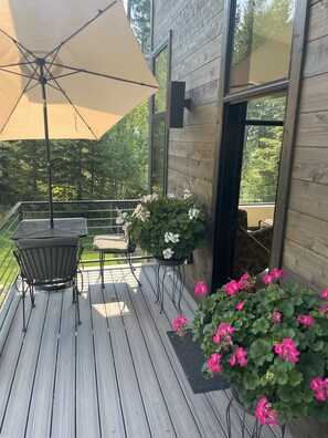 Outdoor dining - Brand New, Luxury 1-bedroom apartment with AC, 10 Minutes to Downtown Whitefish (Whitefish)