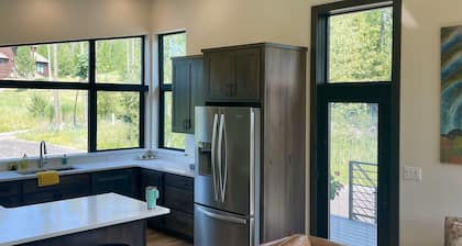 Brand New, Luxury 1-bedroom apartment with AC, 10 Minutes to Downtown Whitefish