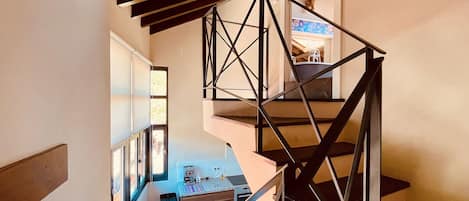 Chambre Duplex Deluxe, vue sur la montagne | Aire de séjour | Téléviseur