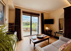 Studiosuite – deluxe, fjellutsikt | Oppholdsområde | TV