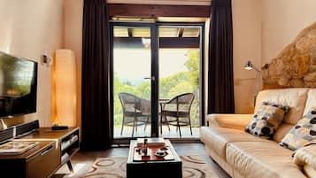 Casa luxo, vista para a montanha | Área de estar | TV