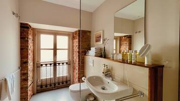 Deluxe Double Room | Laptop workspace, soundproofing, free WiFi