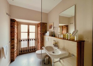 Deluxe Double Room | Laptop workspace, soundproofing, free WiFi