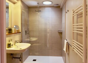 Habitació doble Deluxe, vistes a la muntanya | Bany | Dutxa, assecador de cabells, tovalloles i sabó 