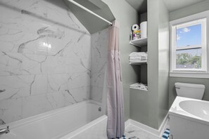 Hair dryer, towels, soap, shampoo - Stylish 3BR ★ Super Fast Wi-Fi + Free Parking ★ Cancel Anytime! 10 Mins to WeHa (New Britain)