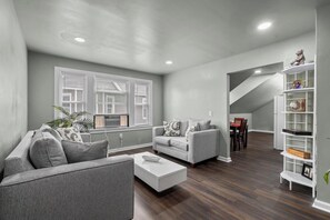 Smart TV - Stylish 3BR ★ Super Fast Wi-Fi + Free Parking ★ Cancel Anytime!  10 Mins to WeHa (New Britain)