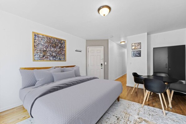 1 bedroom, desk, iron/ironing board, WiFi