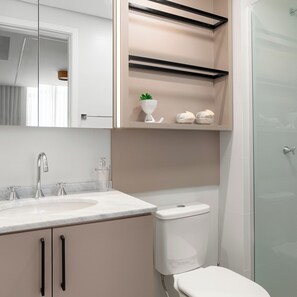 Hair dryer, towels, soap, shampoo - Decorated 2 bedroom apartment in the center (Centro Curitiba)
