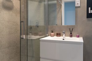 Een douche, een haardroger, handdoeken, zeep