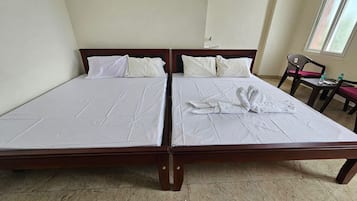 Bàn, truy cập Internet không dây miễn phí, bộ trải giường