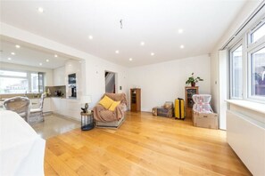 Flat-screen TV - Beaconsfield (Luton)