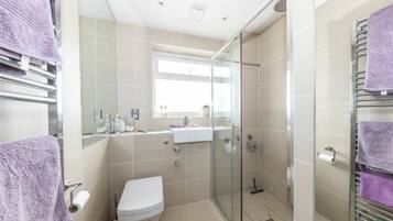 Deluxe House, Kitchen, Garden View | Bathroom amenities | Towels