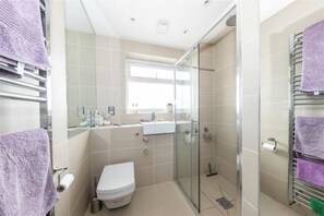 Hus Deluxe - kök - utsikt mot trädgården | Badrumsbekvämligheter | Handdukar