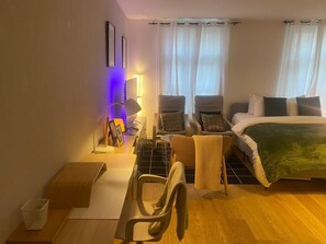 1 chambre, bureau, fer et planche à repasser, lit parapluie