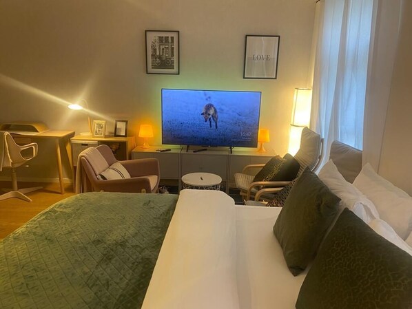 1 chambre, bureau, fer et planche à repasser, lit parapluie