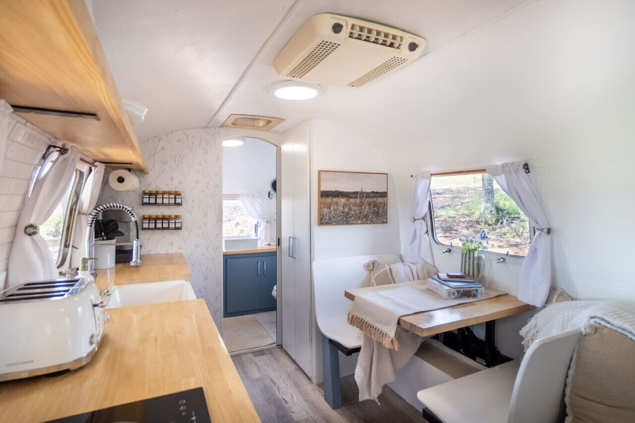 Mikrobølgeovn, kogeplade, kaffe-/temaskine, brødrister