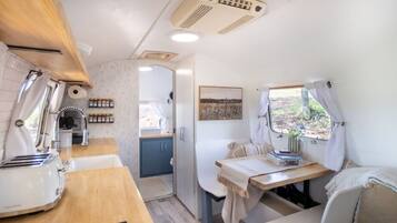 Mikrobølgeovn, kogeplade, kaffe-/temaskine, brødrister