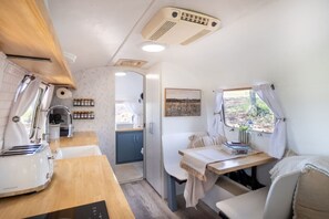 Mikrovågsugn, spishäll, kaffe- och tebryggare och brödrost