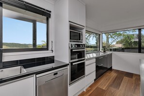 Kühlschrank, Mikrowelle, Geschirrspüler, Toaster