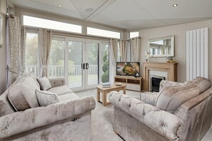 Cabin | Living area | Fireplace