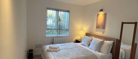 2 室のベッドルーム、アイロン / アイロン台、WiFi、ベッドシーツ