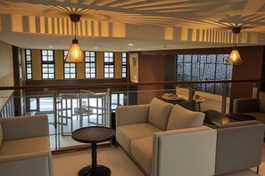 Lobby-lounge
