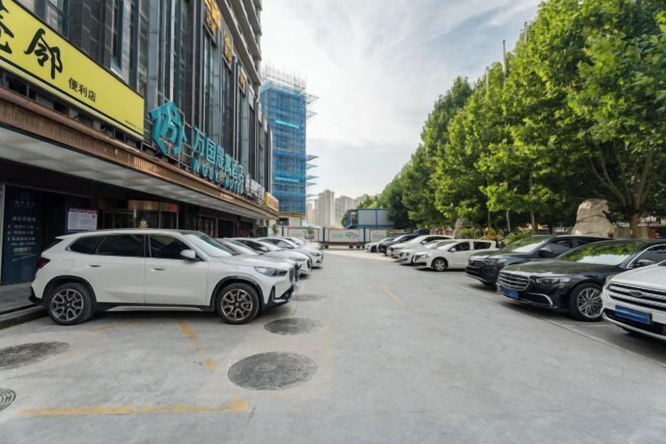 مواقف سيارات مجانية