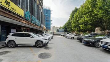 مواقف سيارات مجانية