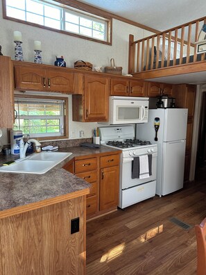 Jääkaappi, mikroaaltouuni, uuni, liesi