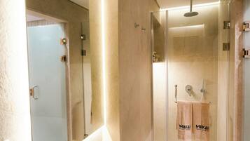 Habitación Deluxe doble, 1 cama de matrimonio | Ducha del cuarto de baño