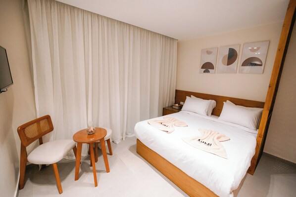 غرفة ديلوكس مزدوجة - سرير كبير | ميني بار وخزنة داخل الغرفة ومساحة عمل للكمبيوتر المحمول وستائر تعتيم