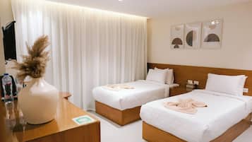 Deluxe Twin Room | Minibar, in-room safe, laptop workspace, blackout drapes