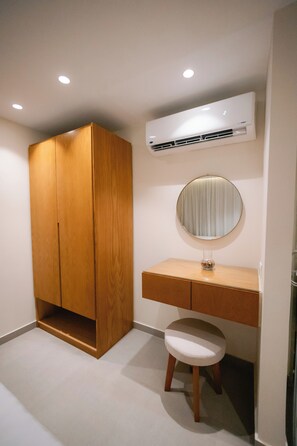 غرفة ديلوكس بسريرين منفصلين | ميني بار وخزنة داخل الغرفة ومساحة عمل للكمبيوتر المحمول وستائر تعتيم