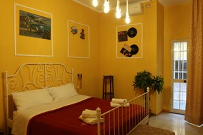 1 bedroom, iron/ironing board, travel cot, WiFi - Apartment for families and friends, near the station in the center of Naples (Napoli)