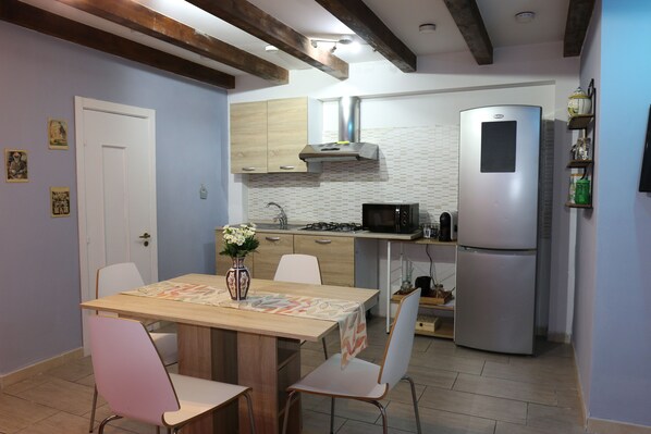 Fridge, microwave, oven, stovetop - Apartment for families and friends, near the station in the center of Naples (Napoli)