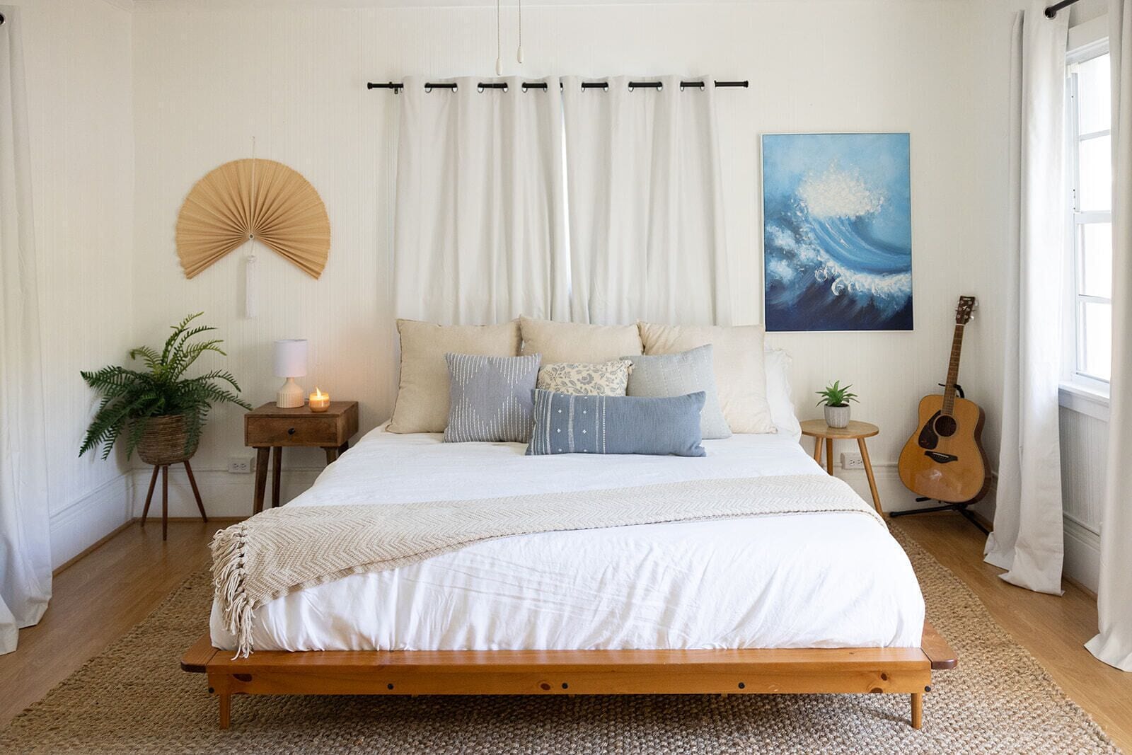 2 slaapkamers, een bureau, een strijkplank/strijkijzer, reisbedje