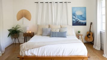 2 slaapkamers, een bureau, een strijkplank/strijkijzer, reisbedje