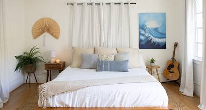 Inter-coastal retreat, 1mi beach, pool, private yard, in downtown