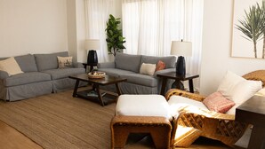 Smart TV, fireplace, computer monitors - Intercoastal escape, 1mi beach, pool, downtown, private yard (West Palm Beach)