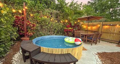 NEW! Inter-coastal retreat, 1mi beach, private yard, in downtown