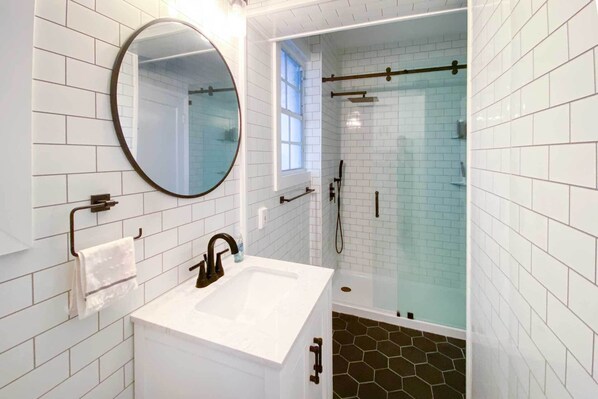 Dusj, hårføner, håndklær og såpe