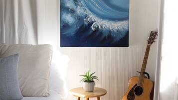 2 slaapkamers, een bureau, een strijkplank/strijkijzer, reisbedje